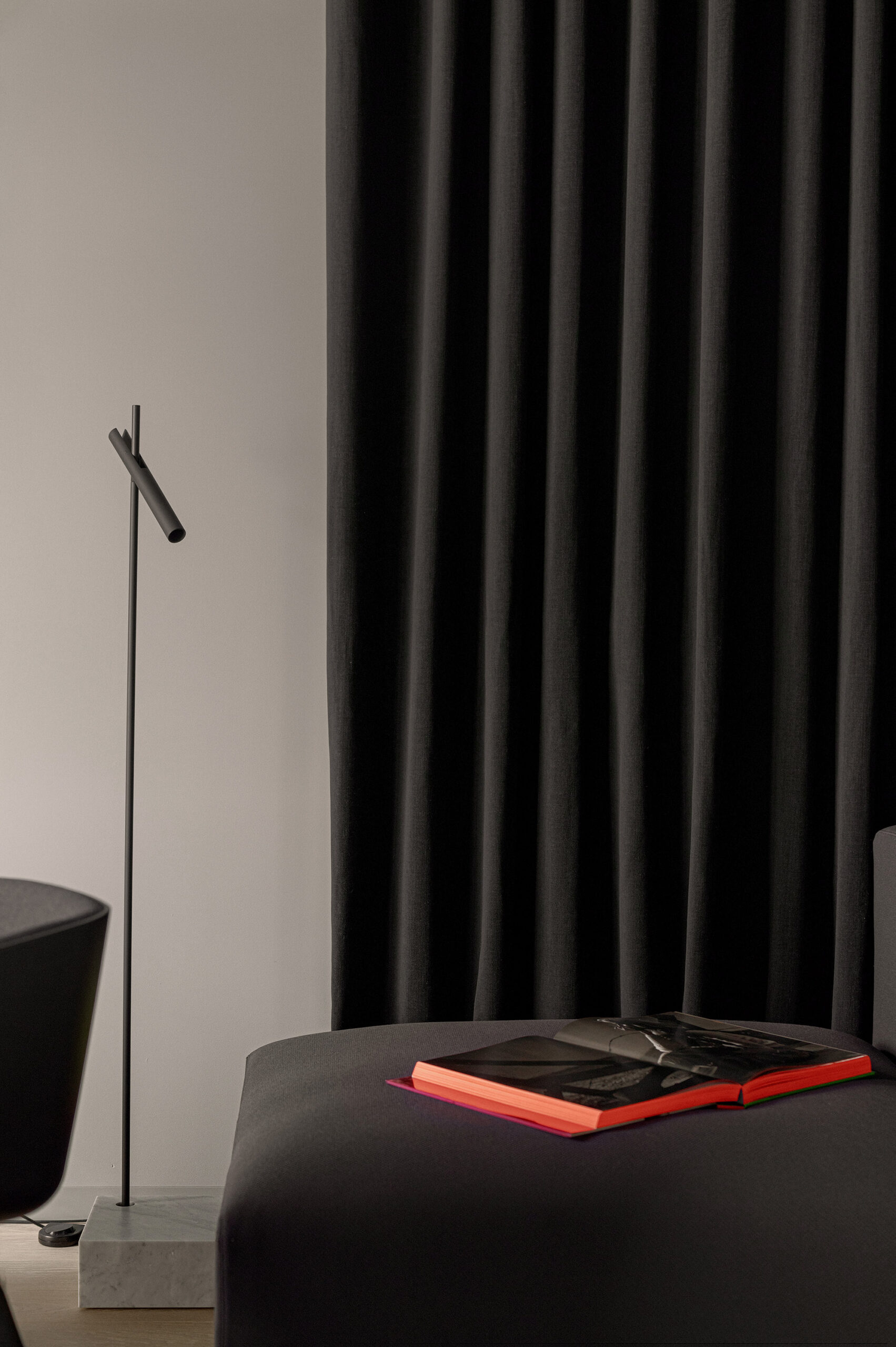 I_098_tamizo_kuoo_apartament_warsaw_minimalistycznewnetrze_dark_-15