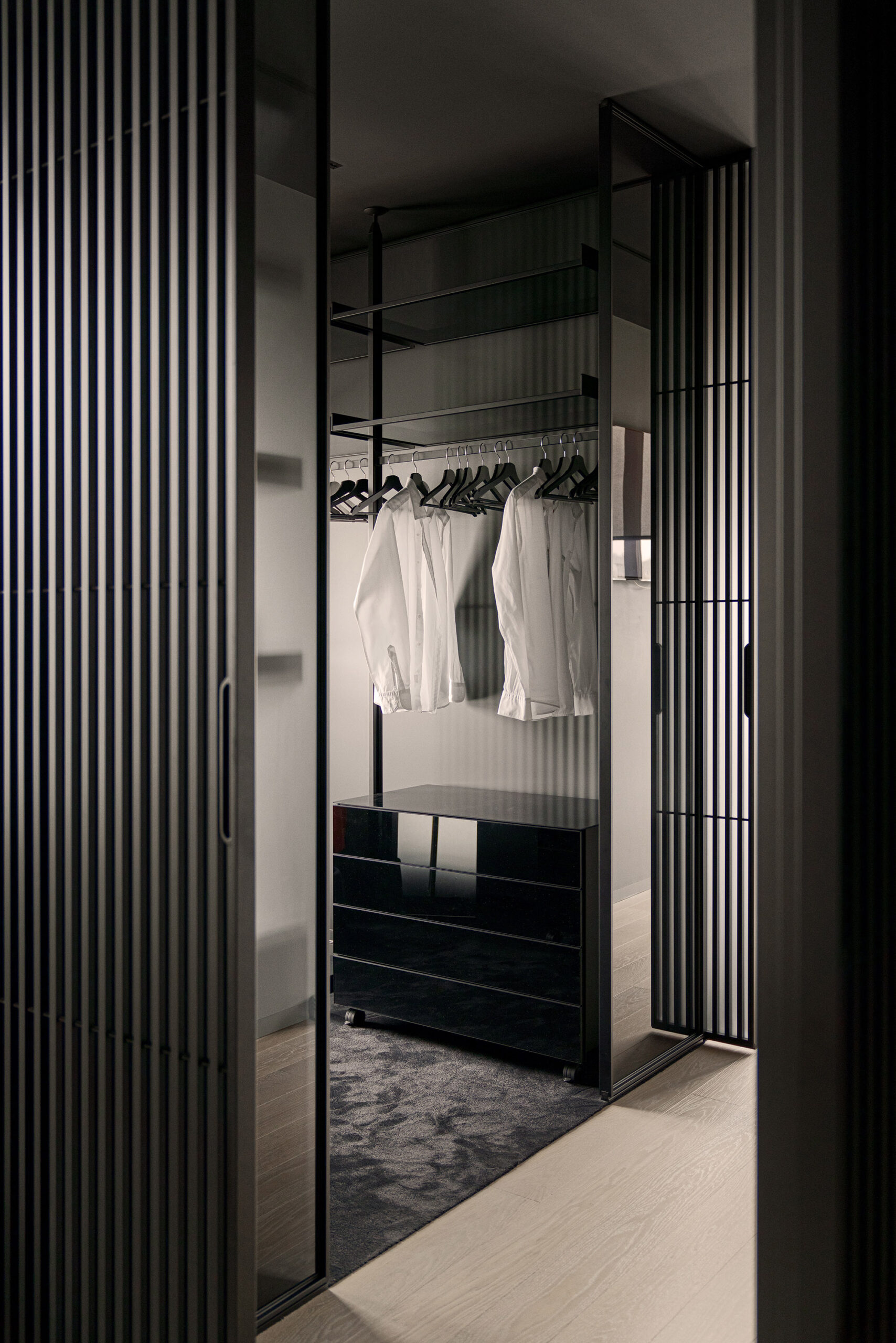 I_098_tamizo_kuoo_apartament_warsaw_minimalistycznewnetrze_dark_-20